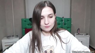 Nuda amatoriale usa il dildo come un cazzo