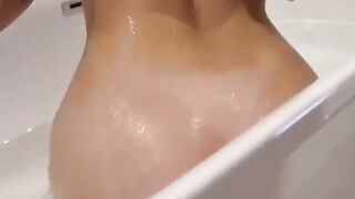 Ragazza lesbica si sditalina per l'amica