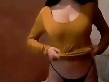 Bella brunetta italiana mostra tette e culo