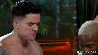 Sesso gay interrazziale al ristorante