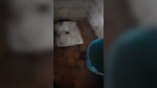 Anteprima del video: lei piscia nella toilette