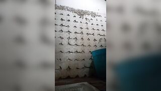 lei piscia nella toilette