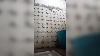 lei piscia nella toilette