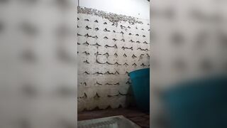 lei piscia nella toilette