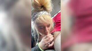 Puttana bionda dalla bocca golosa