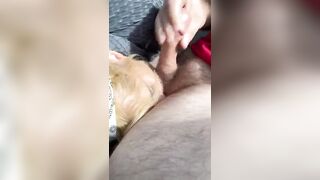 Puttana bionda dalla bocca golosa