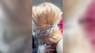 Puttana bionda dalla bocca golosa