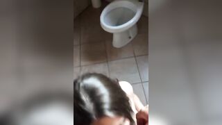 Sexy brunetta ciuccia cazzi