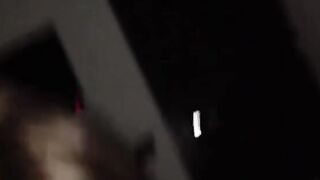 Amante bruna tettona succhia cazzo e palle