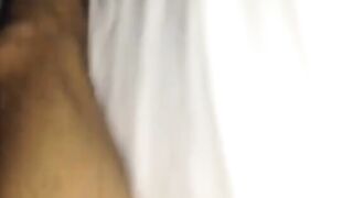 Amante bruna tettona succhia cazzo e palle