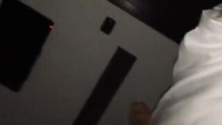 Amante bruna tettona succhia cazzo e palle