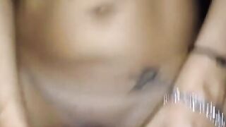 Amante bruna tettona succhia cazzo e palle