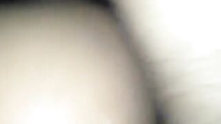 Amante bruna tettona succhia cazzo e palle