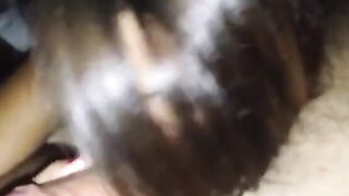 Amante bruna tettona succhia cazzo e palle