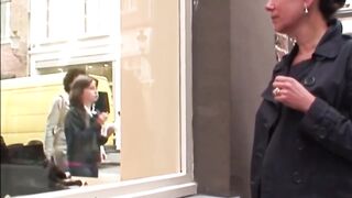 MILF italiana esibizionista a Londra