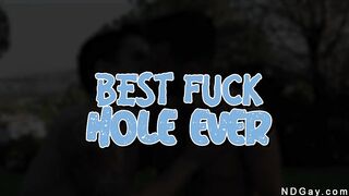 Fusti tatuati scopano nel culo sul divano