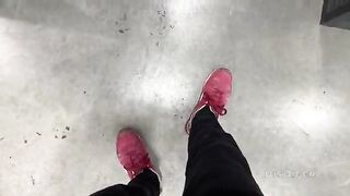 Giovane troietta al supermercato