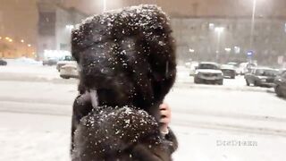 Giovane troietta al supermercato