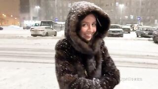 Giovane troietta al supermercato