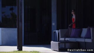 Figa latina rasata scopata hard nel letto