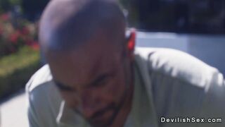 Figa latina rasata scopata hard nel letto