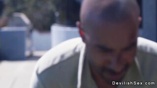 Figa latina rasata scopata hard nel letto