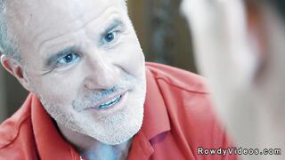 Giovane gay inculato da un anziano dopo la doccia