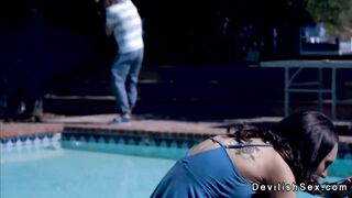 Bruna scopa un cazzo enorme all'aperto