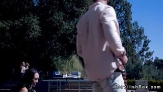 Bruna scopa un cazzo enorme all'aperto