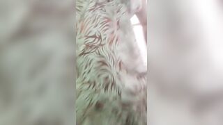 Piscia e infila i jeans senza mutande