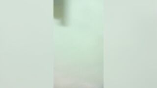 Piscia e infila i jeans senza mutande