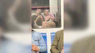 Anteprima del video: Esce le tette sulla metro di Milano