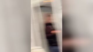 Esce le tette sulla metro di Milano