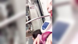 Esce le tette sulla metro di Milano