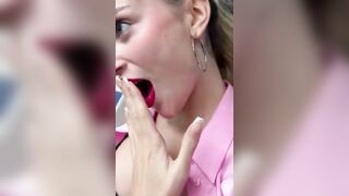 Esce le tette sulla metro di Milano