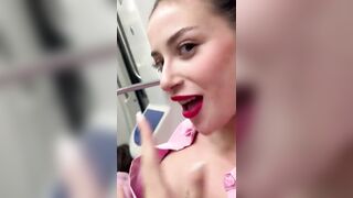 Esce le tette sulla metro di Milano