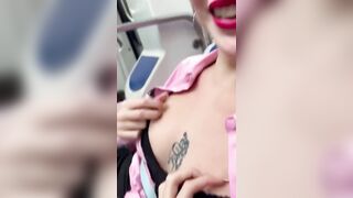 Esce le tette sulla metro di Milano