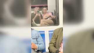 Esce le tette sulla metro di Milano