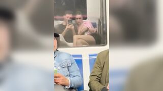 Esce le tette sulla metro di Milano