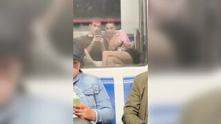 Esce le tette sulla metro di Milano