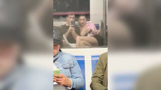 Esce le tette sulla metro di Milano