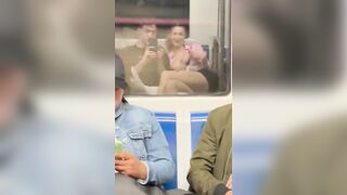 Esce le tette sulla metro di Milano