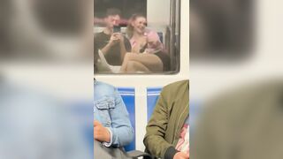 Esce le tette sulla metro di Milano