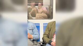 Esce le tette sulla metro di Milano