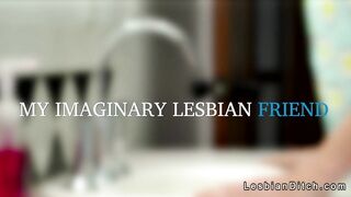 Lesbica fa sesso orale con amica immaginaria