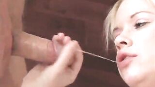 Alla bella biondina fa male, ma il cazzo in culo le piace
