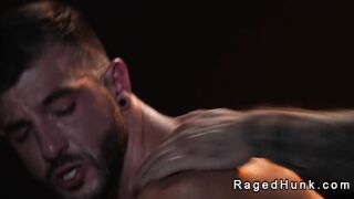 Bruno muscoloso succhia e scopa in auto in un parcheggio