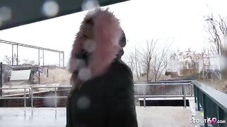 Troia tatuata in cerca di cliente