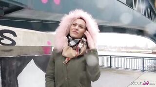 Troia tatuata in cerca di cliente