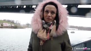 Troia tatuata in cerca di cliente